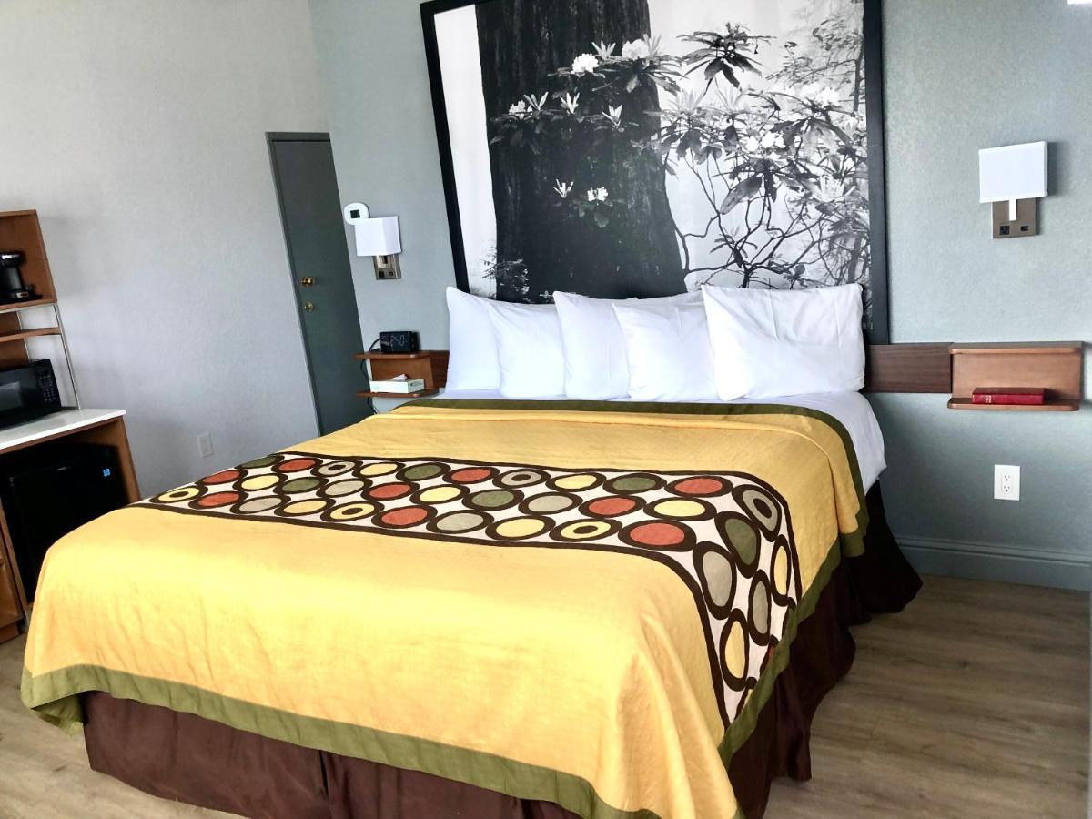 Super 8 By Wyndham Fort Bragg Bagian luar foto