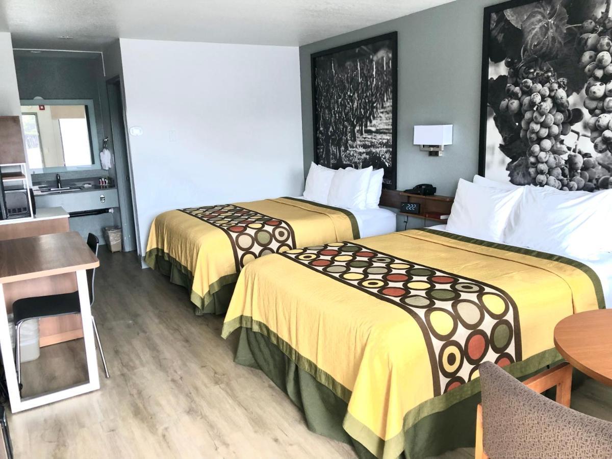 Super 8 By Wyndham Fort Bragg Bagian luar foto