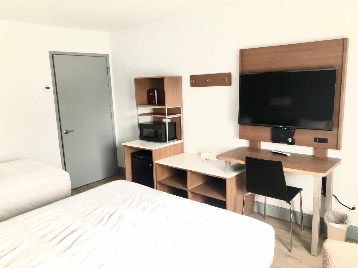 Super 8 By Wyndham Fort Bragg Bagian luar foto