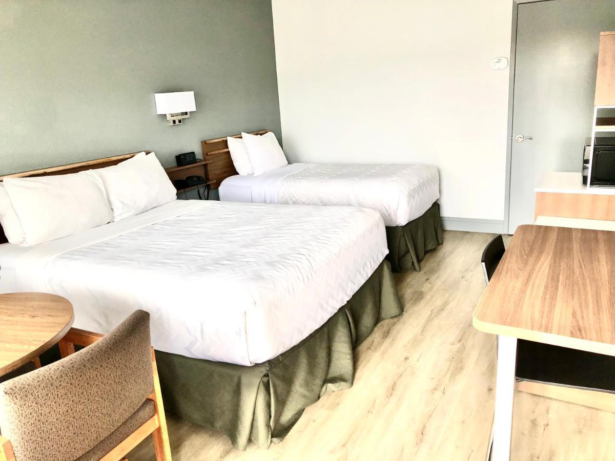 Super 8 By Wyndham Fort Bragg Bagian luar foto