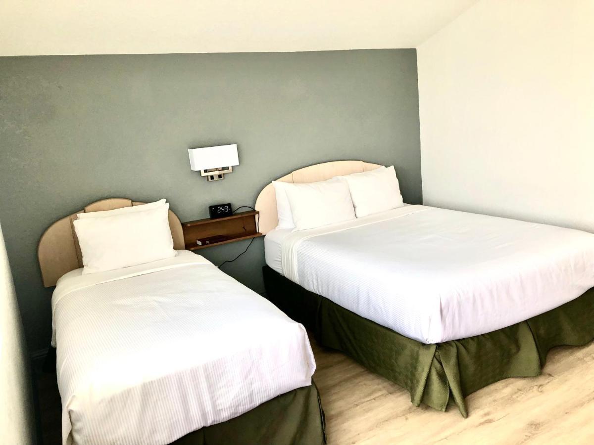Super 8 By Wyndham Fort Bragg Bagian luar foto