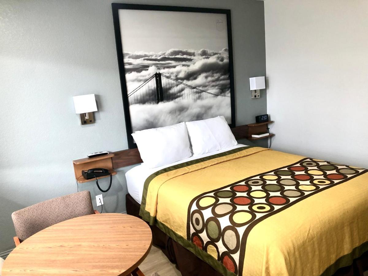 Super 8 By Wyndham Fort Bragg Bagian luar foto