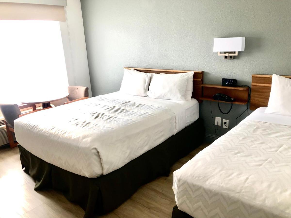 Super 8 By Wyndham Fort Bragg Bagian luar foto