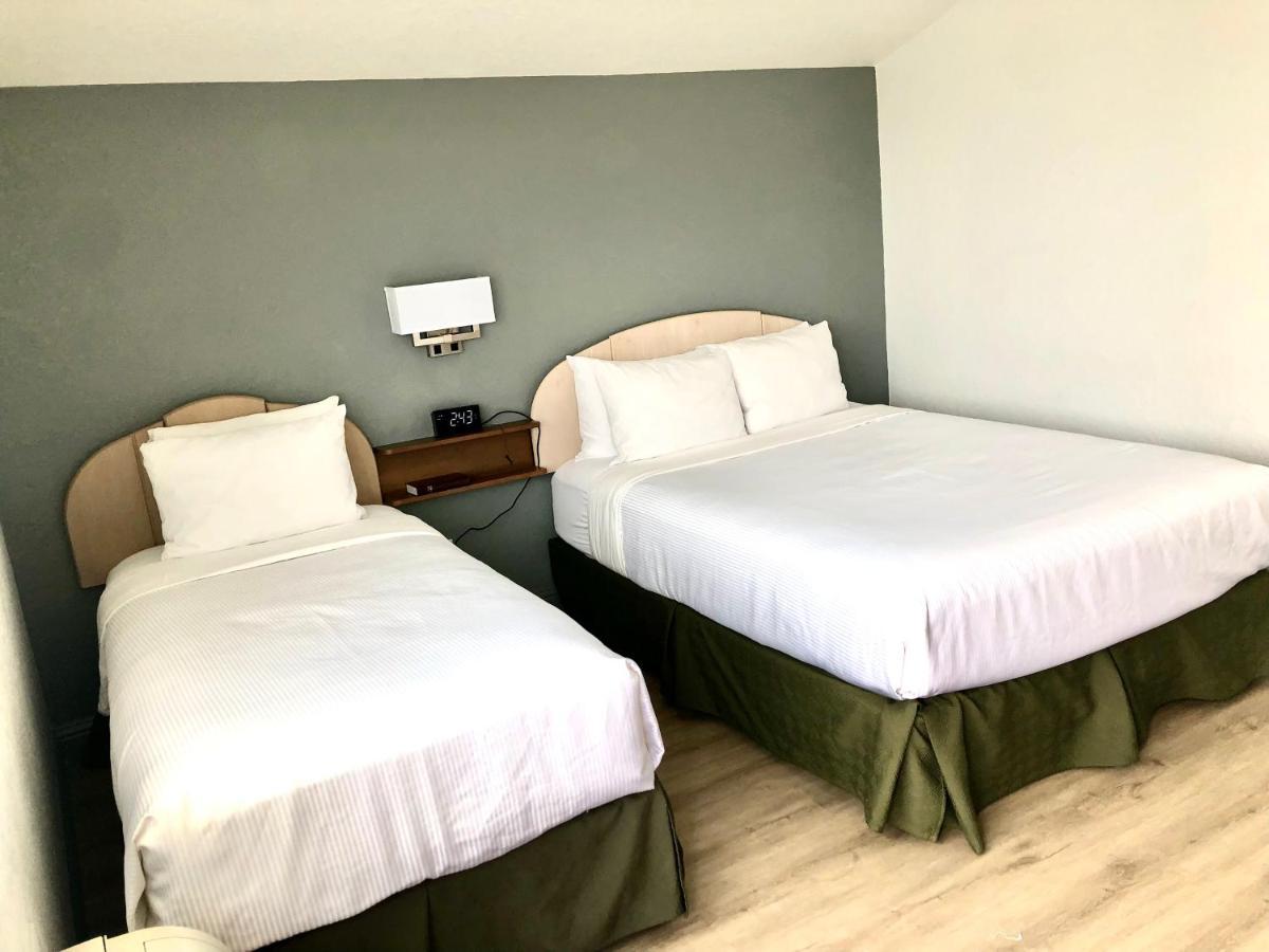 Super 8 By Wyndham Fort Bragg Bagian luar foto