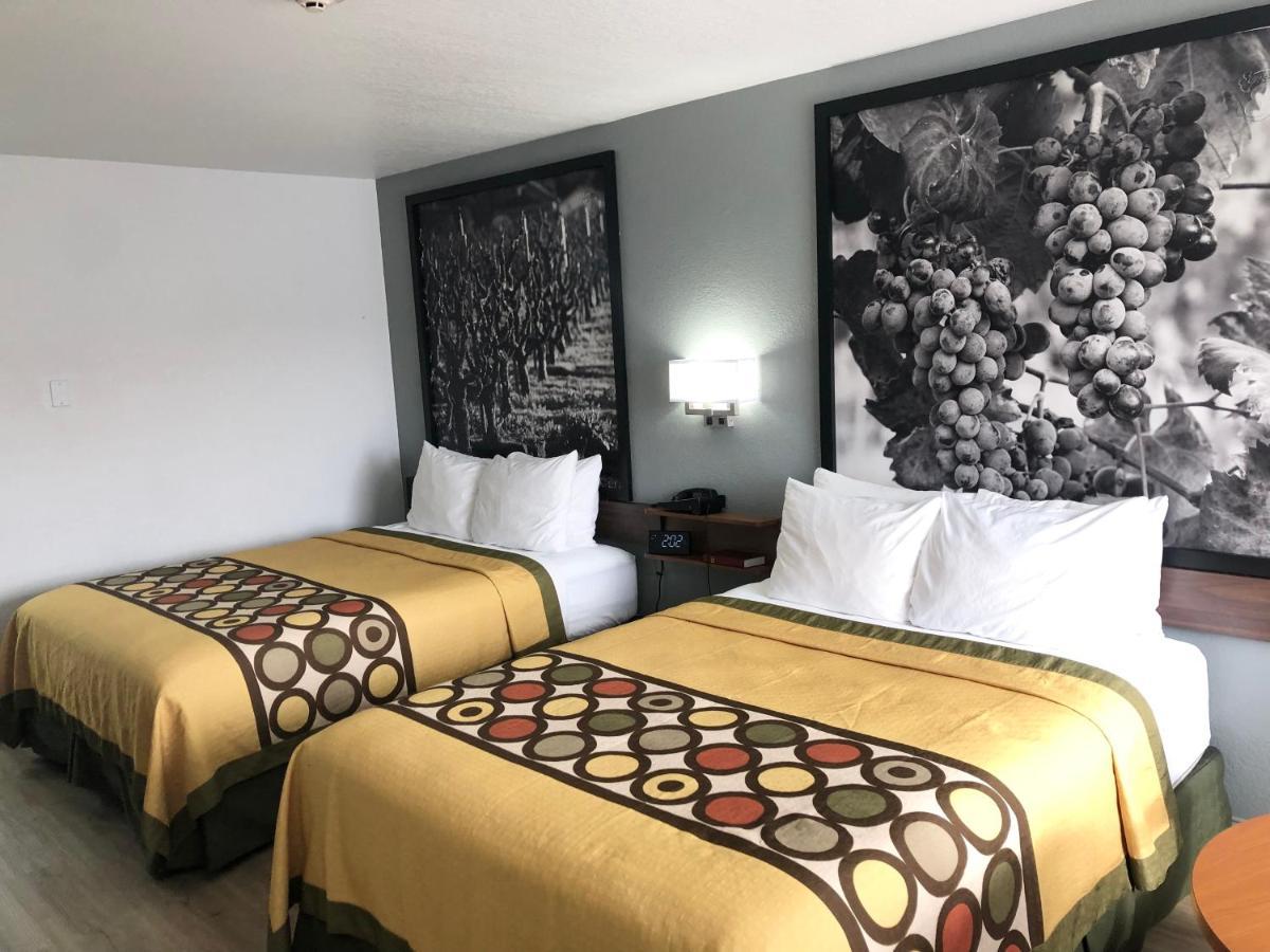 Super 8 By Wyndham Fort Bragg Bagian luar foto