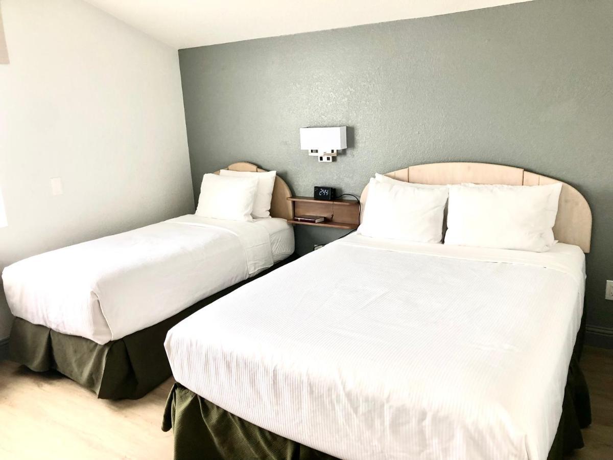 Super 8 By Wyndham Fort Bragg Bagian luar foto