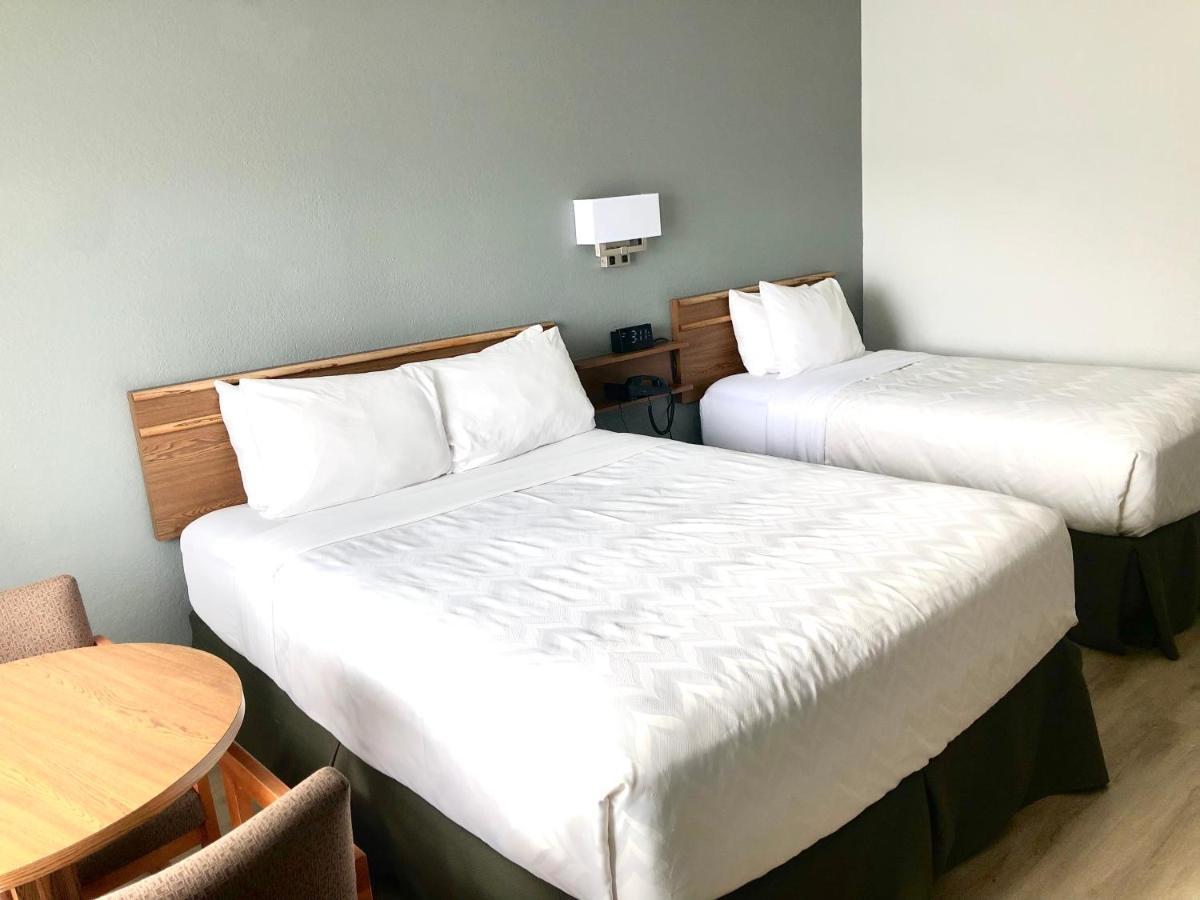 Super 8 By Wyndham Fort Bragg Bagian luar foto