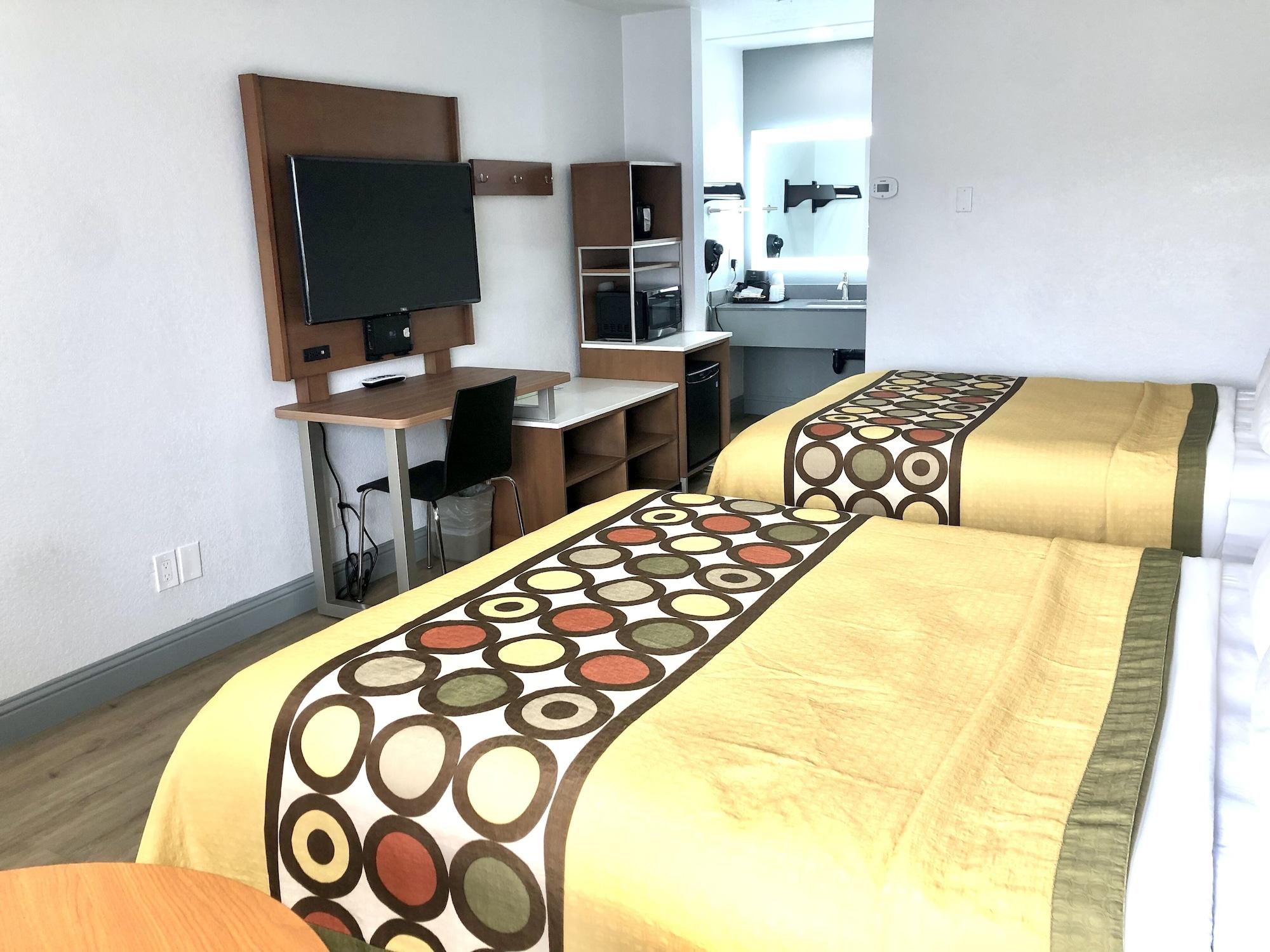 Super 8 By Wyndham Fort Bragg Bagian luar foto