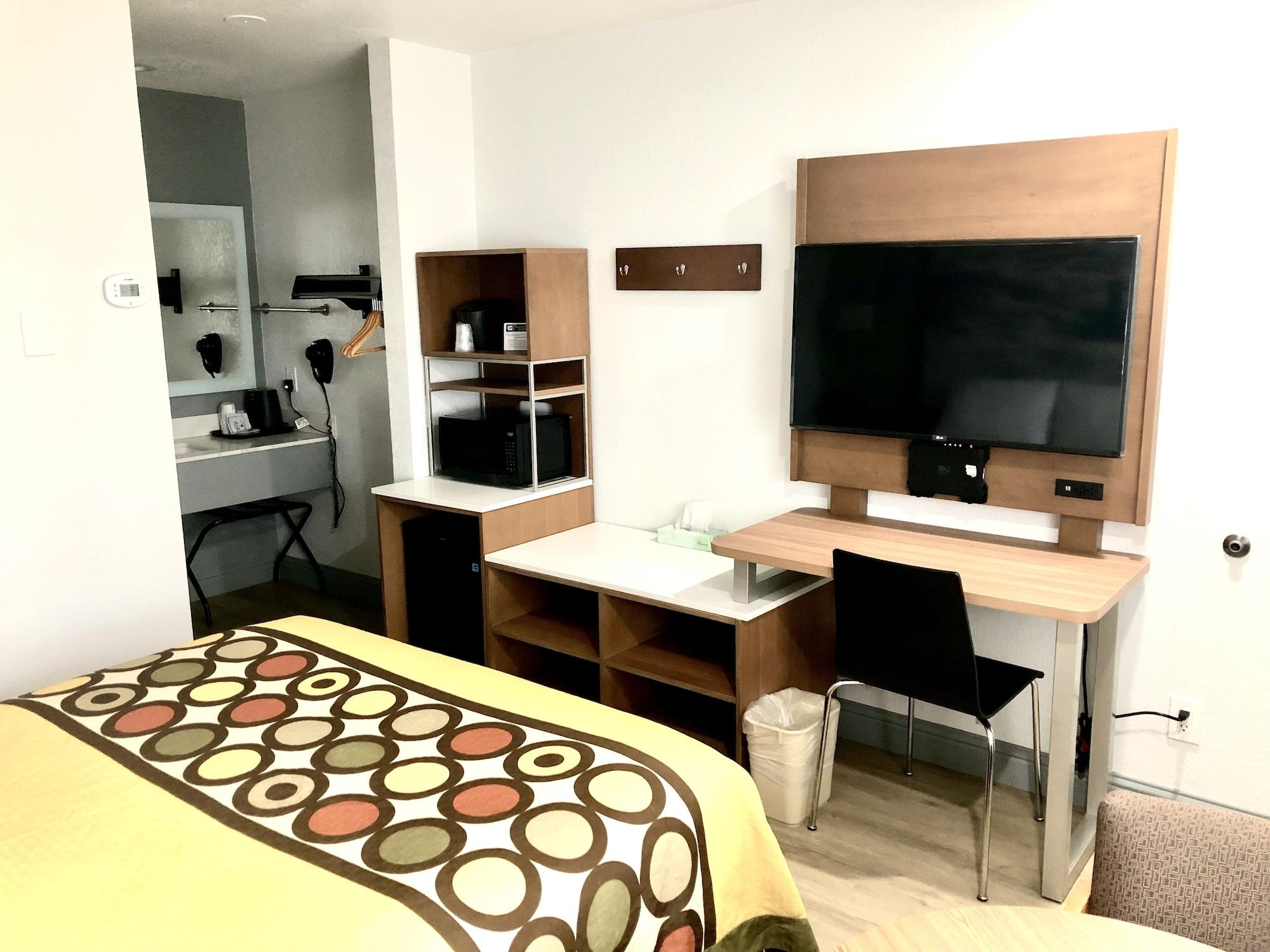 Super 8 By Wyndham Fort Bragg Bagian luar foto