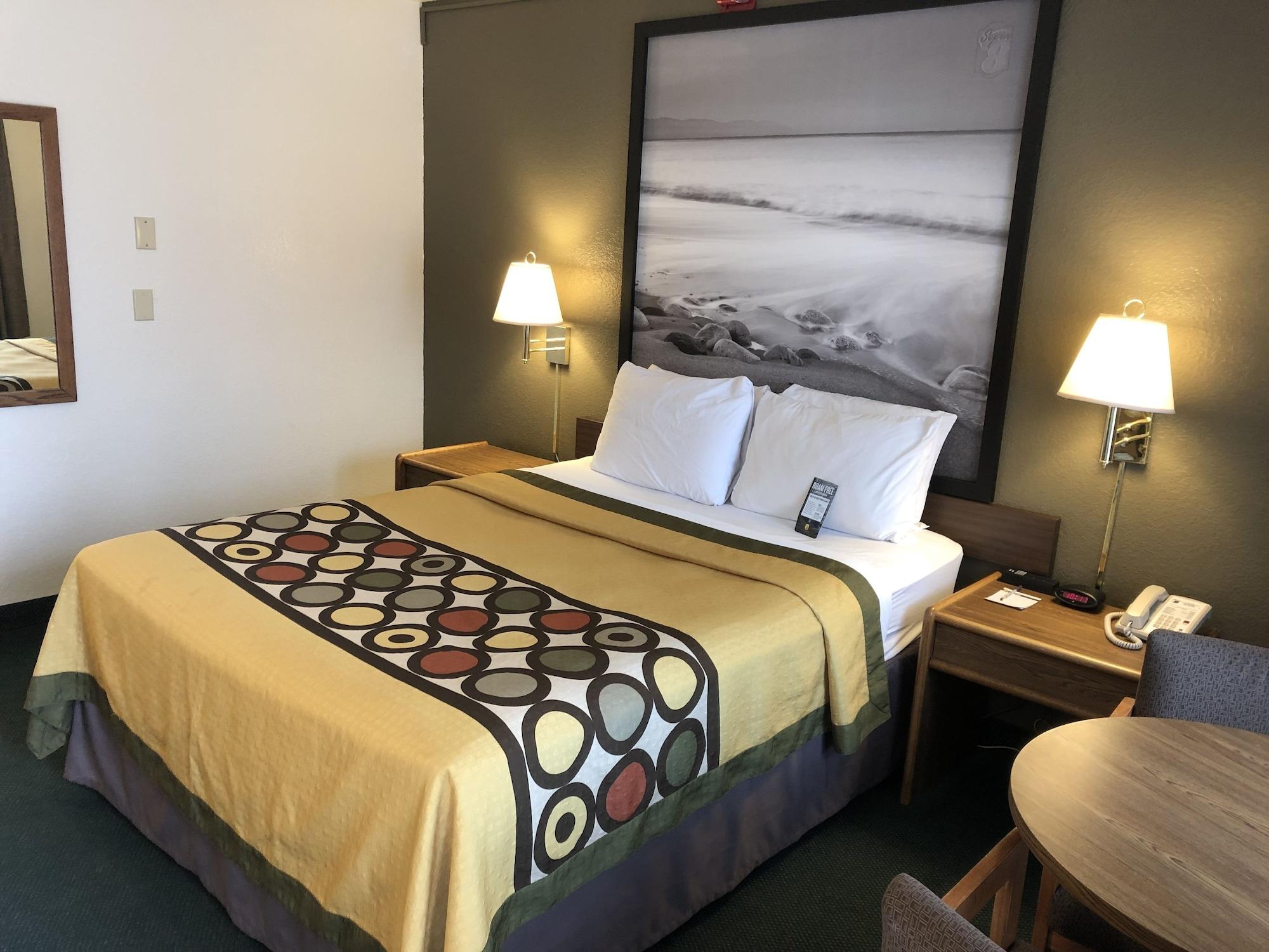 Super 8 By Wyndham Fort Bragg Bagian luar foto