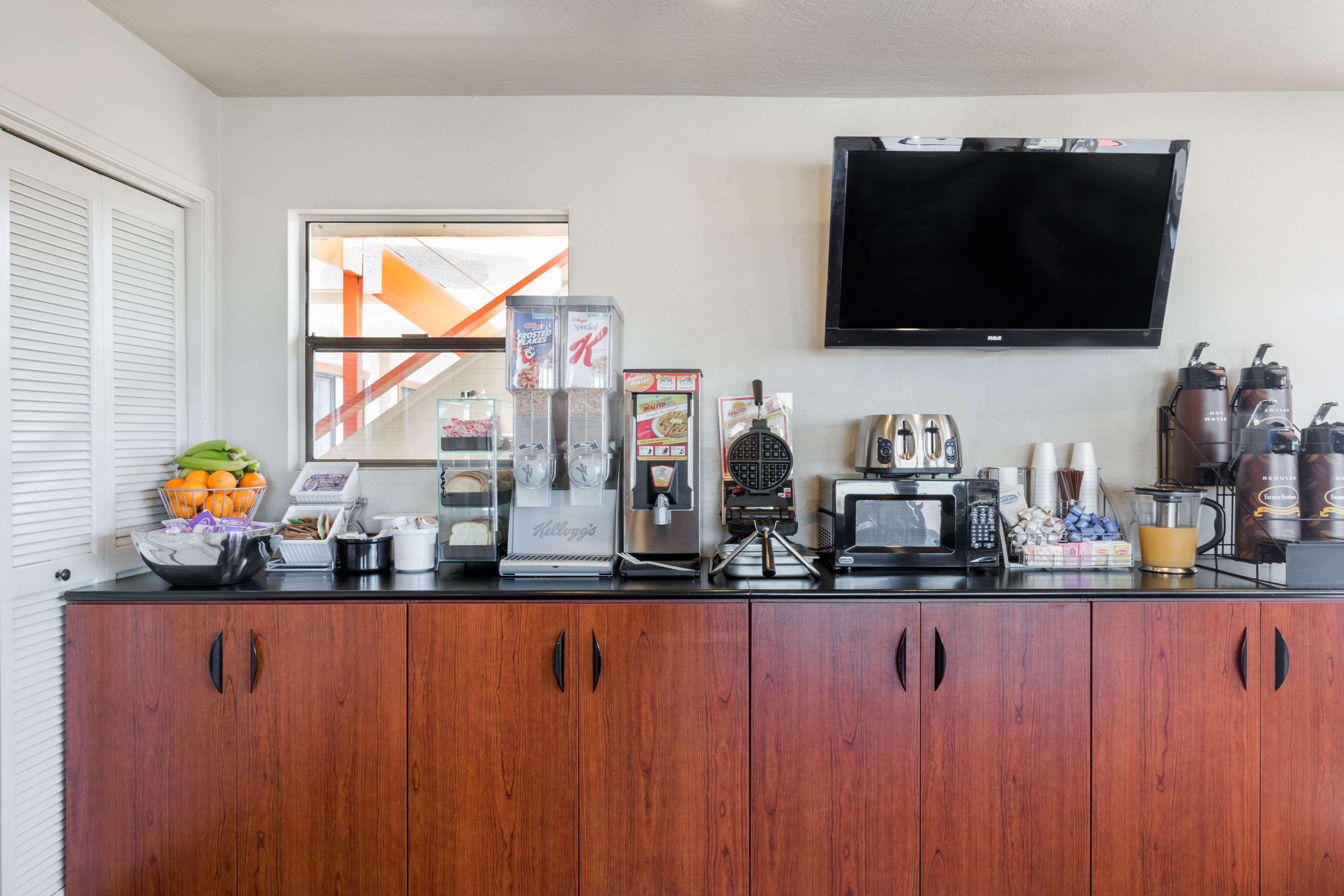 Super 8 By Wyndham Fort Bragg Bagian luar foto