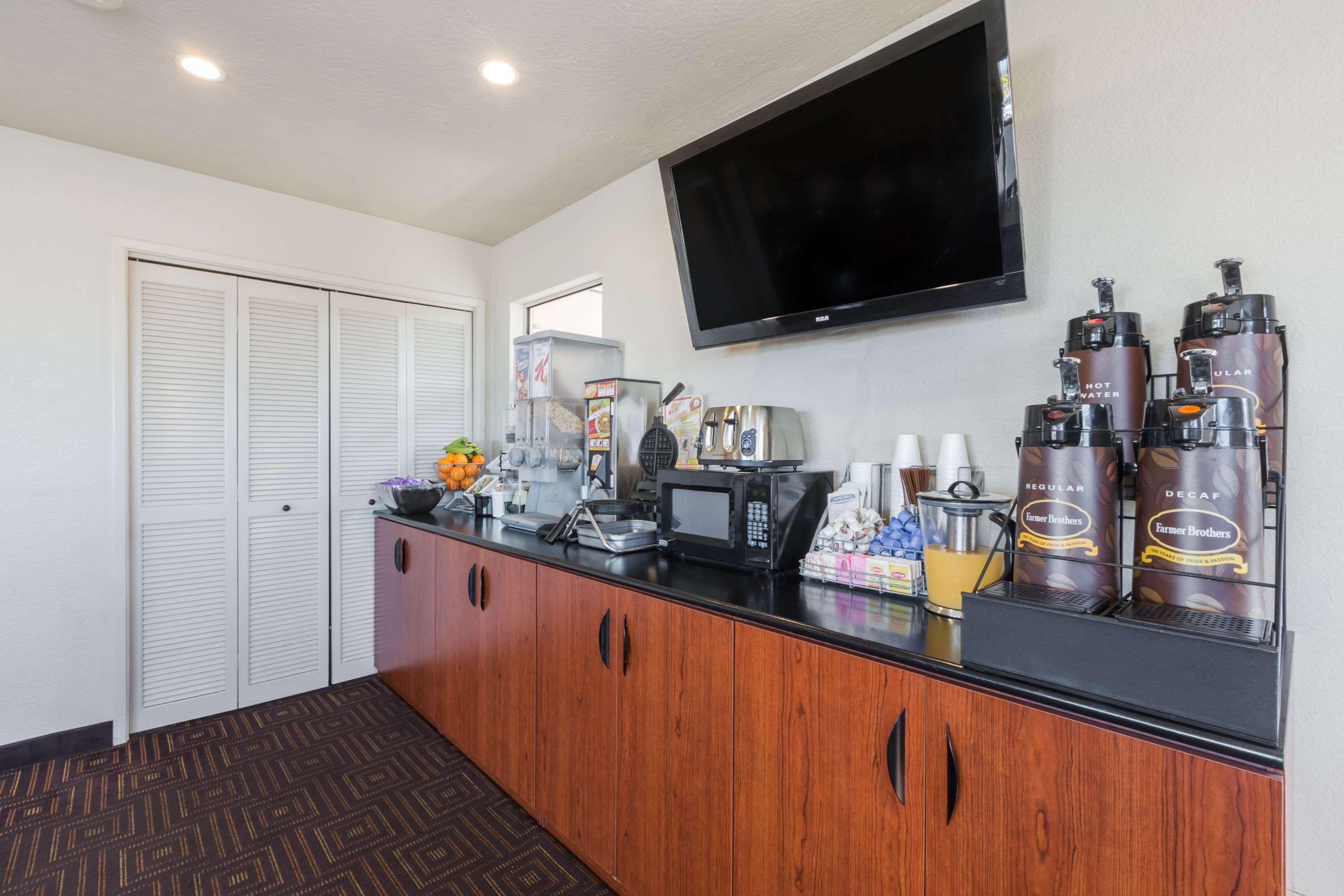 Super 8 By Wyndham Fort Bragg Bagian luar foto