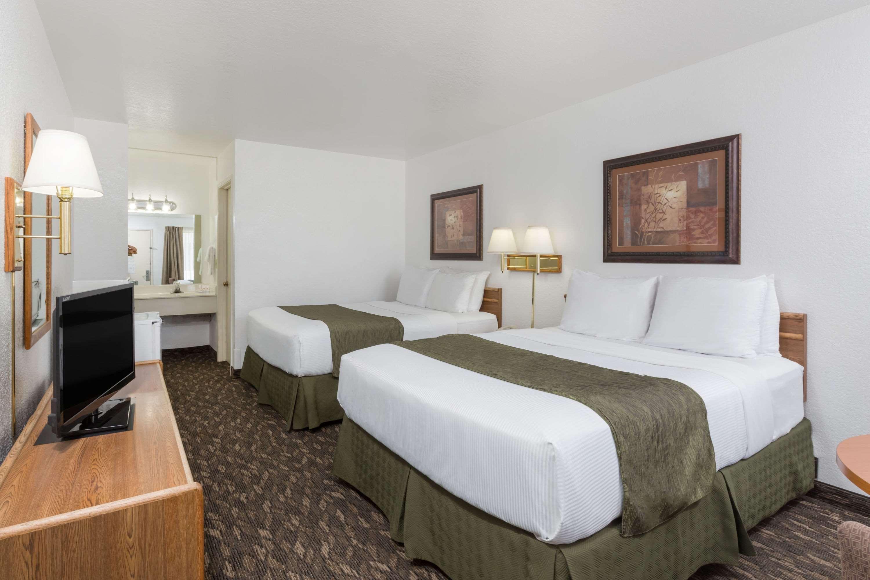 Super 8 By Wyndham Fort Bragg Bagian luar foto