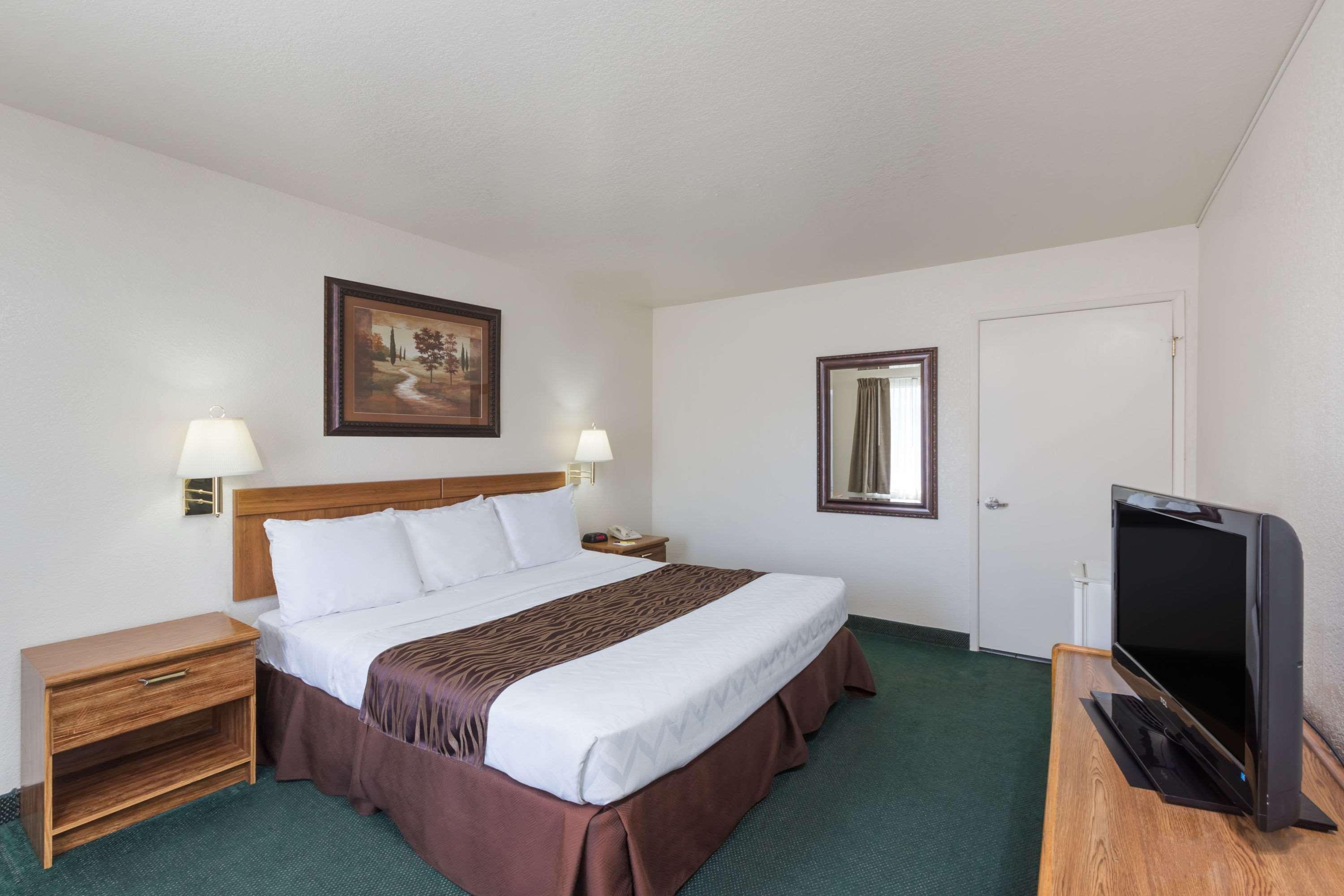 Super 8 By Wyndham Fort Bragg Bagian luar foto